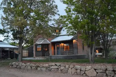 Image de Newly Remodeled Historic Farmhouse!