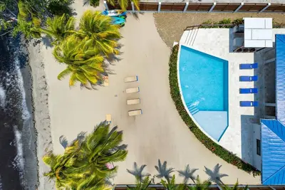 Image de 5 Bedroom Beachfront Villa w/ Large Pool & Staff