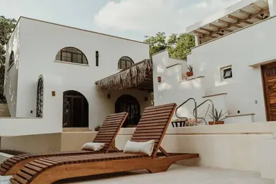 Image de Harmonious 3 bedroom home with infinity salt water pool