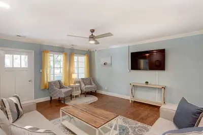 Image de Heated Pool Access, walk to beach and the park