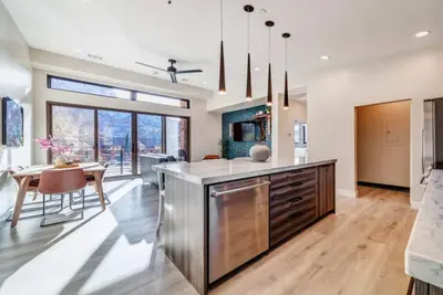Image de 100 LaFave-Luxury Suite at Zion: The Sentinel