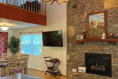 Image de Spacious Family Mountain Gem Nestled in Nature-5 min to Historic Murphy!