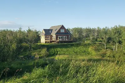 Image de Countryside Hilltop Retreat, Solitude in Any Season