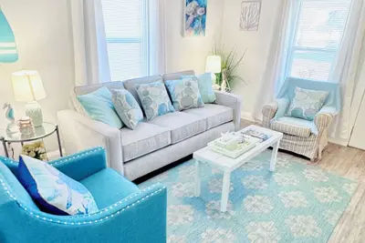 Image de cozy home central location, close to everything!