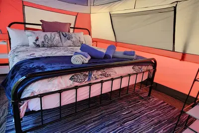 Image de Meyenburg King bed tent with shared outdoor shower & wc