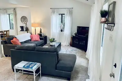 Image de Light & airy home w/private hot tub on golf course
