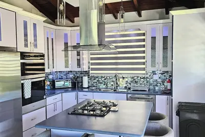 Image de Modern Updated Hillside Escape + Near Town + Backup Solar + Oceanview