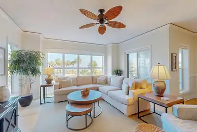 Image de Large Updated Three-Bedroom Condominium on the Oceanfront!