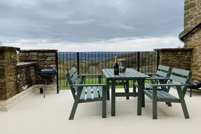 Image de Stylish Country Cottage With Balcony Views