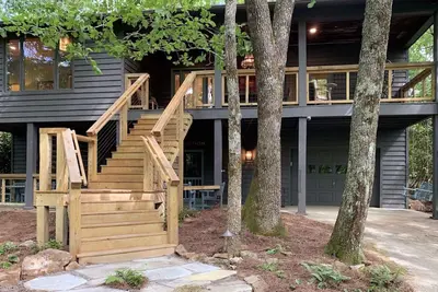 Image de NestleInn: Luxury Mountain Retreat with Fire Pit, Decks & Forest Views.