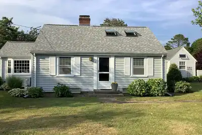 Image de Two bedroom sleeping 4 walk to the beach!