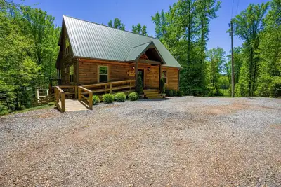 Image de Two Cabins with Hot Tubs-Playset/Sleeps 22/7 Acres
