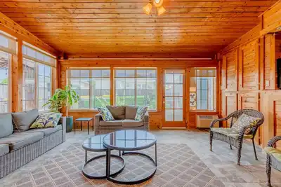 Image de Discount included! Newly Renovated Home with Spacious Interior & Backyard Pool - Perfect for Families! by RedAwning