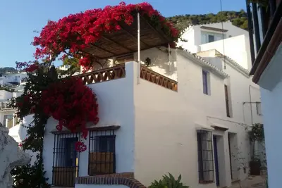 Image de Maison traditionnelle dans la partie historique, piscine communautaire, vue sur la mer / montagne