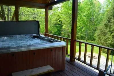 Image de Deluxe avec cabine Hot Tub # 20. Situé sur le lac Patoka dans le sud de l'Indiana