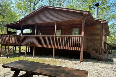 Image de Cabine de luxe avec Hot Tub # 15. Situé sur le lac Patoka dans le sud de l'Indiana