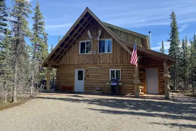 Image de Log House on Denali Airstrip at Mile Post 229. 5 of the Parks Highway.