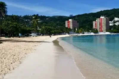 Image de Beachfront 2 Bedroom-2. 5 bathroom Penthouse in the heart of Ocho Rios