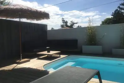 Maison avec terrasse et piscine, proche sentier du littoral et ports de Gujan