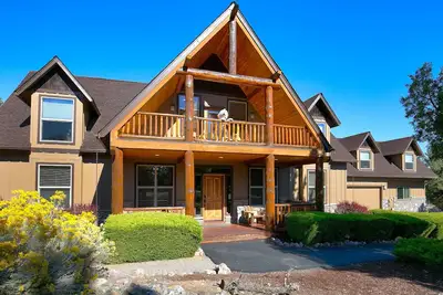 Image de Spacious & Rustic Lodge Cabin. 4 Bedroom Kid & Pet Friendly w/ Private Hot Tub!