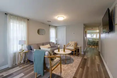 Image de Newly renovated Lake Cottage just 5 min walk to the Beach