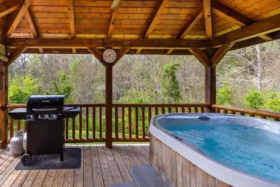 Image de Cozy Cabin with Hot Tub; 5 miles to Harrahs Casino