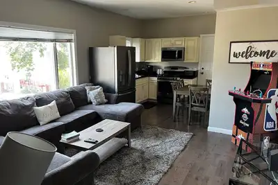 Image de 2br with a king, queen-beds sofa bed 65’’Tv free parking close to everything