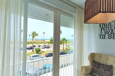 Image de Stunning sew views, first beach row