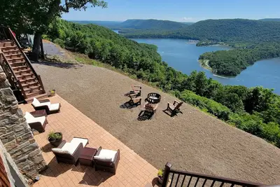 Image de Exquisite home overlooking Lake Raystown Resort and minutes to the water!