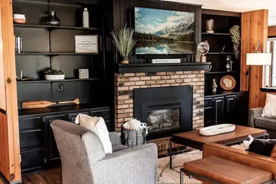 Image de Cozy Lake Home on Water: Large deck, Yard & Dock