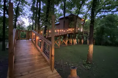 Coach’s Quarters on the Creek- A Night in the Trees!