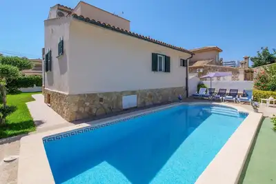 Image de Maison de vacances Villa Loli avec vue sur les montagnes, Wi-Fi, piscine, terrasse et balcon