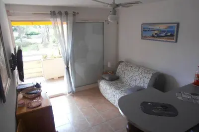 Image de T2 cabine rénové proche commerces et plages, expo sud avec garage à Bormes les Mimosas