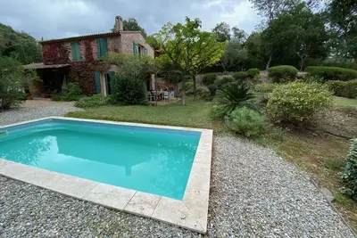 Image de Maison pour 7 avec piscine dans un cadre verdoyant. Golf à 5mn, plages à 15mn.