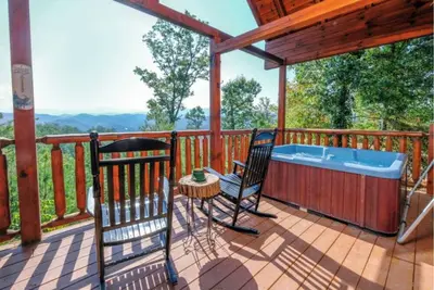Image de Private, Romantic Cabin with Breathtaking Views Throughout ] Hot Tub