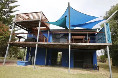 Image de Sail House - Overlooking lancelins main park.