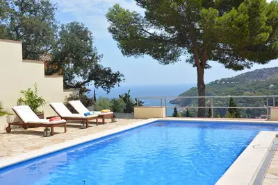 Fantastic Villa, Stunning Sea Views, 5 mins walk to beach, shops & restaurants