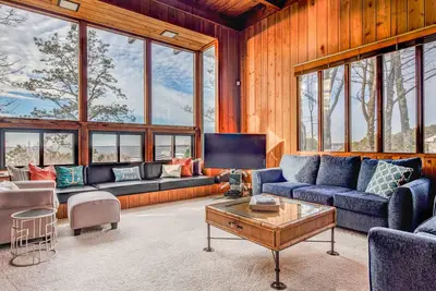 Image de Live in this masterpiece designed by Robert F. Lewis, pupil of Frank Lloyd. . .