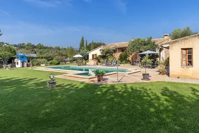 Image de Maison de campagne avec piscine et jardin incroyables dans un cadre rural magnifique