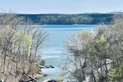 Image de Cottage on the bluffs at Pickwick Lake.
