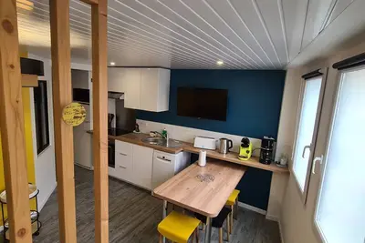 Image de Centre-Ville, Plage A 80m, 1 Chambre, Wifi, Linge De Lit Fourni.