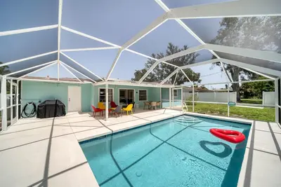 Image de 💕Beach Comber Private Pool home with Free Bikes & Kayaks Close Great beaches!
