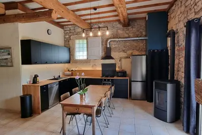 Image de Grange rénovée au coeur du village, terrasse privative, 15min l'étang et la mer