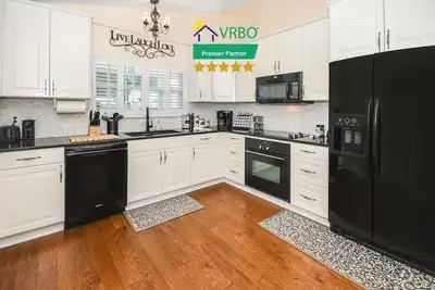 Image de Beautiful 4/2 in Sanford: King Bed, Golf, Pool, Ping Pong, & Bunk Room!