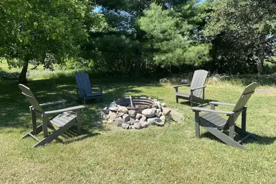 Image de Cute and Cozy farm house on 1 acre. Serene views. A Gem!