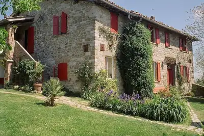 Image de The Pitcher of Valdichiascio. Charming old farmhouse with swimming pool