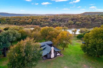 Image de Brazos Riverfront Cabin - Near Pk Lake & Rocker B Ranch!
