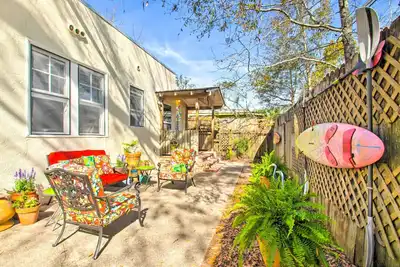 Image de Colorful Pensacola Oasis: 1 Block to Bayview Park!