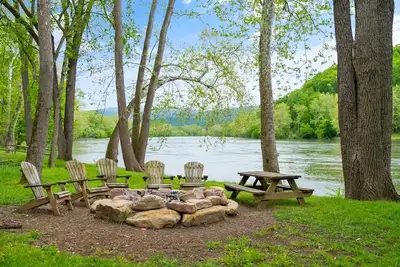 Image de Magical Riverfront Retreat in Luray – Cozy Getaway with Stunning Views!