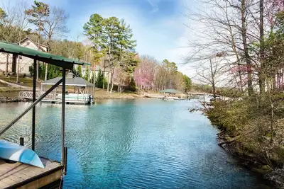 Image de Beautiful 4 Bedroom Lake Keowee Waterfront Home With Dock In Tranquil Cove